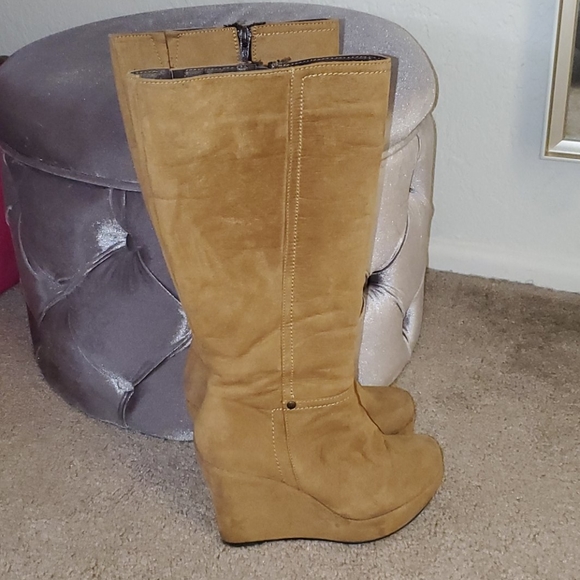 Boots - Picture 3 of 3